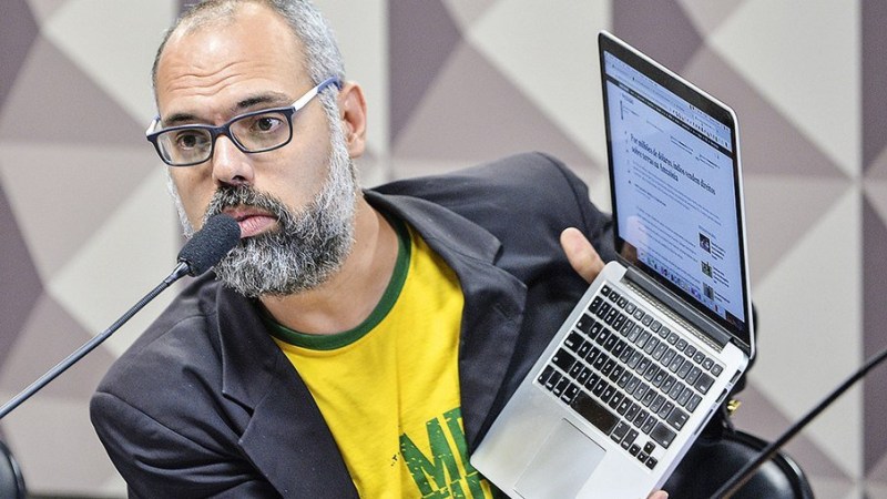 Moraes ordena extradição de blogueiro bolsonarista