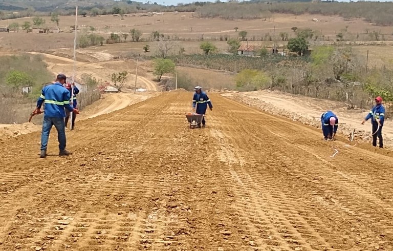 Pavimentação de rodovia entre Arara e Serraria prossegue em ritmo acelerado