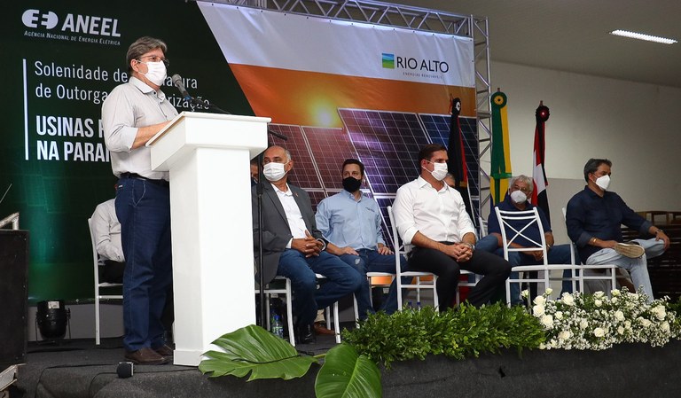 João Azevêdo participa de assinatura de instalação de usinas solares em Santa Luzia