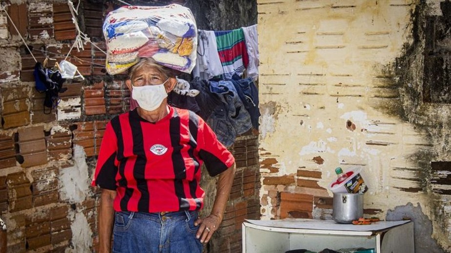 ‘Quando o caminhão passa cedo, dá para conseguir coisas boas’: a rotina das famílias que buscam comida no lixo