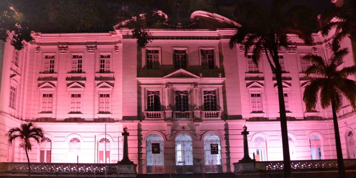 Prefeitura ilumina prédios públicos e letreiro no Busto de Tamandaré para conscientizar sobre prevenção ao câncer de mama