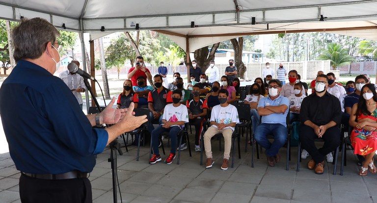 João Azevêdo recepciona atletas paraibanos medalhistas nos Jogos Escolares Brasileiros