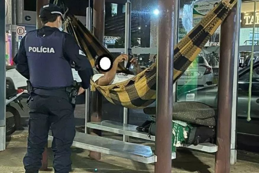 Foragido da Justiça da Paraíba arma rede em ponto de ônibus de Brasília, é identificado e preso pela polícia