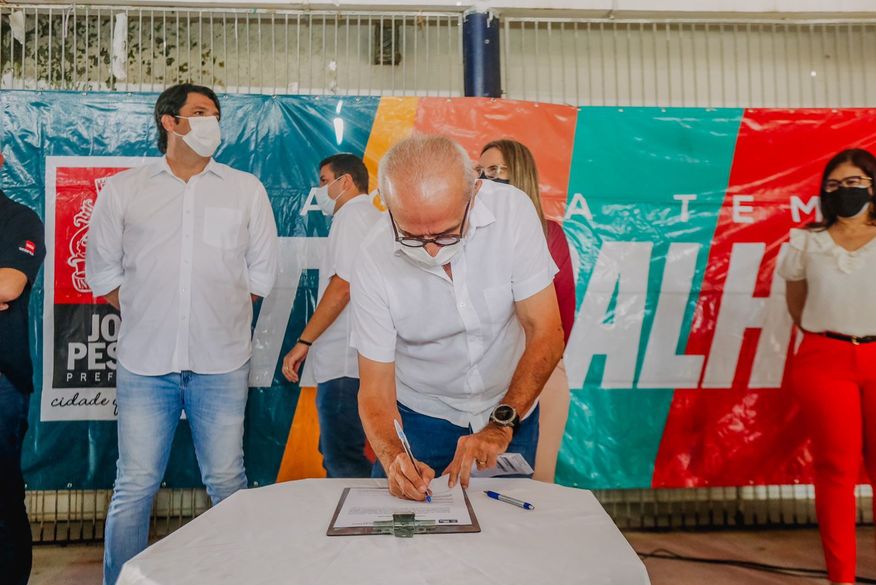 Ao lado de Socorro Gadelha, Cícero Lucena entrega escrituras e beneficia 336 famílias do Residencial Novo São José