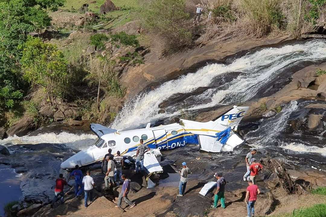 Marília Mendonça e mais 2 morrem em queda de avião no interior de MG