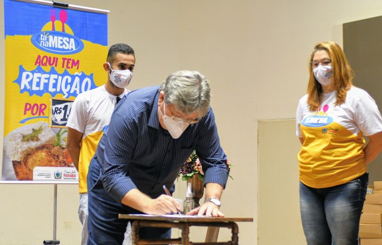 João Azevêdo amplia Tá na Mesa para municípios acima de oito mil habitantes