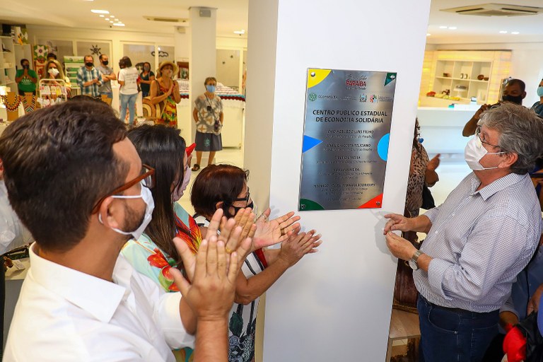 João Azevêdo inaugura novo espaço do Centro de Economia Solidária e destaca fortalecimento de ações inclusivas