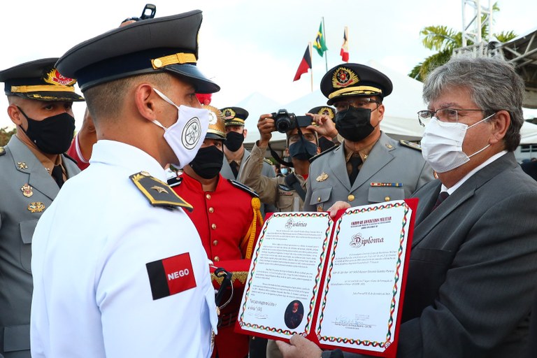 João Azevêdo prestigia formatura de novos aspirantes a oficial da Polícia Militar e do Corpo de Bombeiros