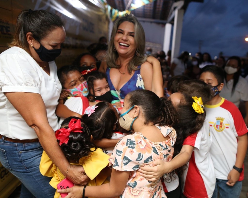 FUNDEB: Prefeita de Conde sanciona lei que bonifica Professores em menos de 10 horas