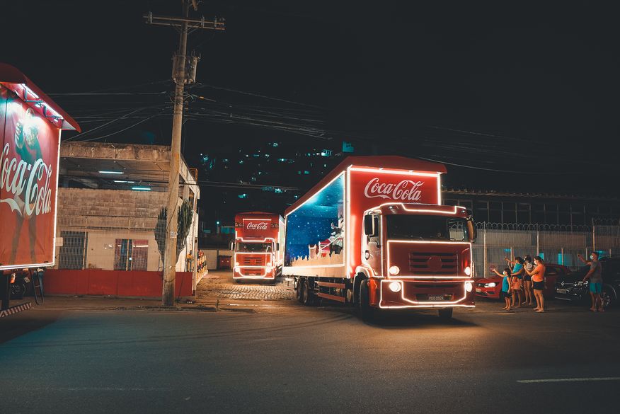 Caravana Iluminada da Coca-Cola desfila com caminhões com renas e Papai Noel por João Pessoa nesta sexta-feira