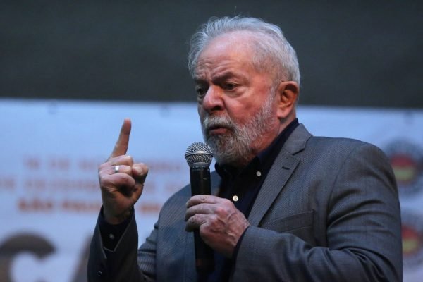 Lula diz que ‘igreja não é palanque político’ em ato de campanha em SP