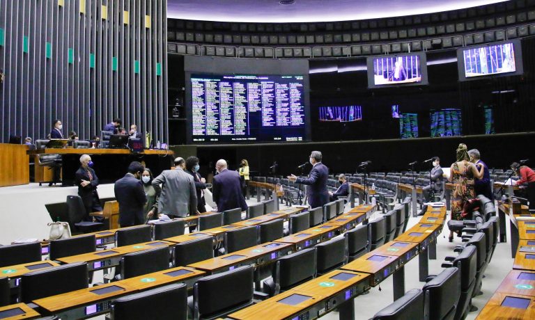 Congresso restaura fundão de R$ 5,7 bilhões; veja votos dos paraibanos