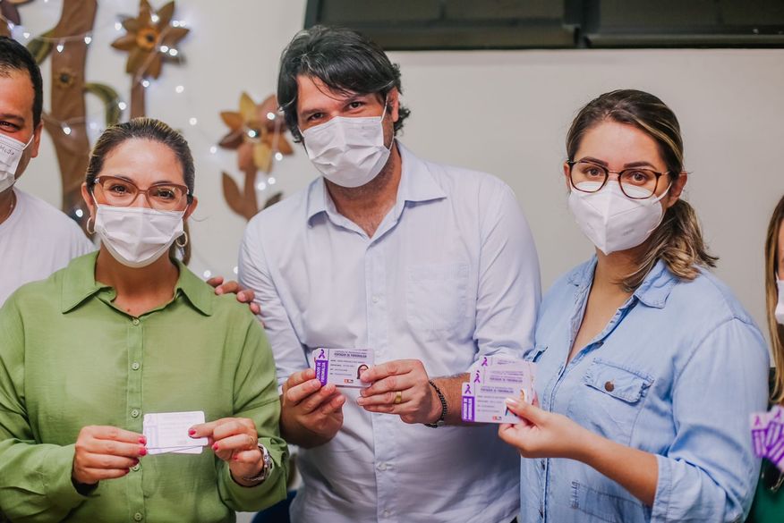 Leo Bezerra realiza entrega de carteirinhas de identificação para pessoas com fibromialgia em João Pessoa