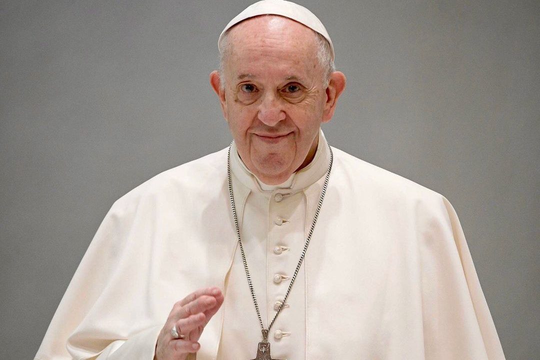 ‘Olhe além das luzes e lembre-se dos pobres’, diz Papa Missa de Natal