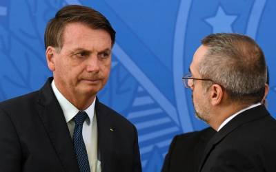 Bolsonaro quer jogar ex-ministro Weintraub para debaixo do tapete