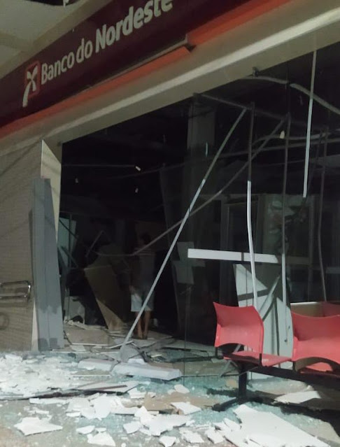 Criminosos invadem cidade, explodem banco e fazem moradores reféns