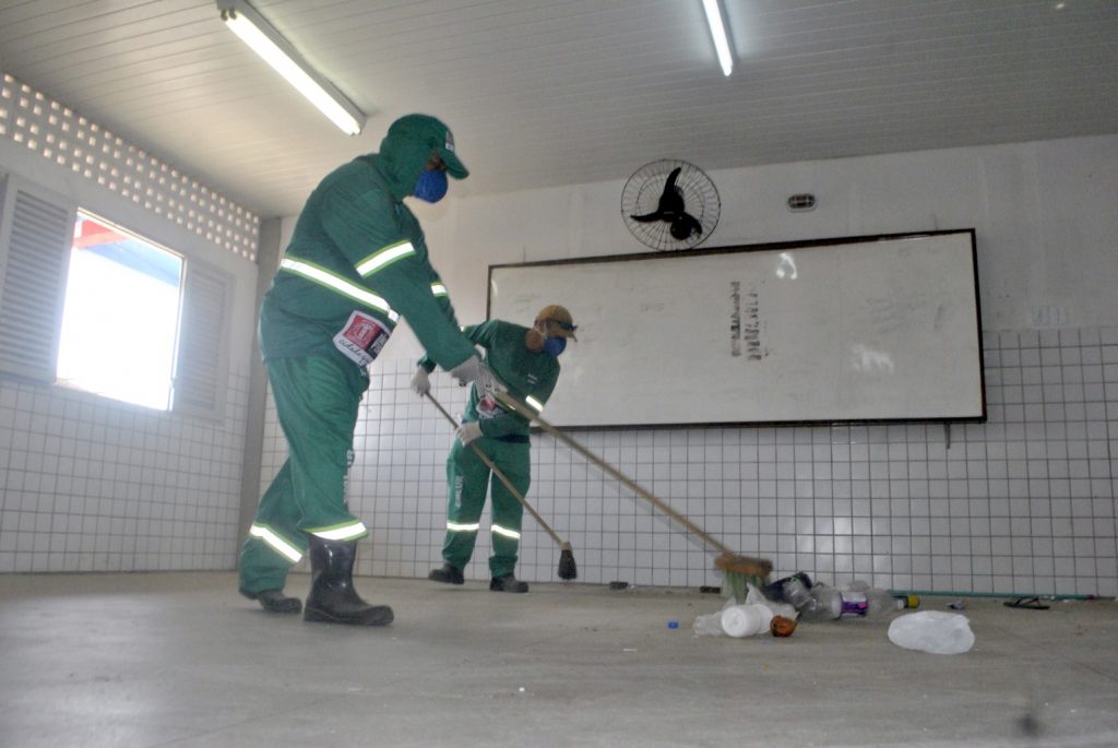 Emlur faz ação de limpeza no CPDAC com saída de famílias para imóveis residenciais