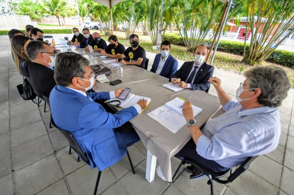 João Azevêdo anuncia para a polícia civil o mesmo aumento dos militares: incorporação de 80% da bolsa e reajuste de mais 10% no salário