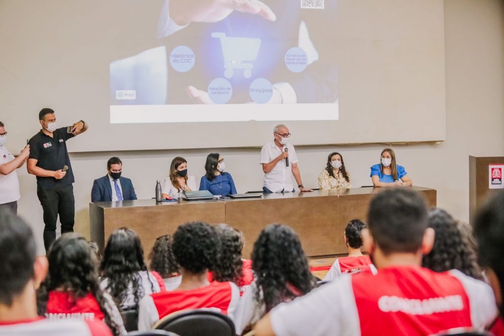 Prefeito participa de aula do ‘Procon Vai às Aulas’ e anuncia que programa vai atender 5 mil crianças em 2022