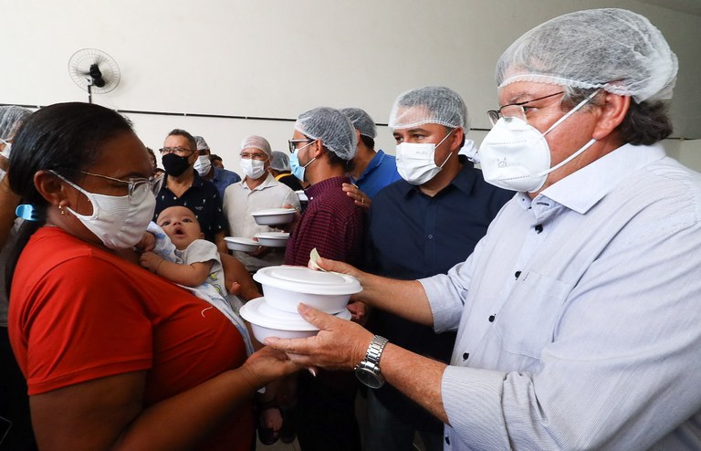 João Azevêdo entrega Restaurante Popular de São Bento e assegura fornecimento de mil refeições diárias no município