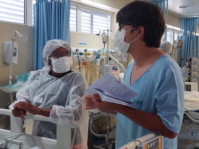 Familiares podem fazer visitas presenciais diárias aos pacientes internos no Hospital Metropolitano