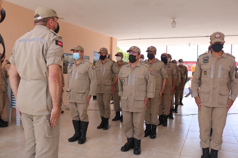 Equipe de bombeiros retorna à Paraíba após missão humanitária na Bahia