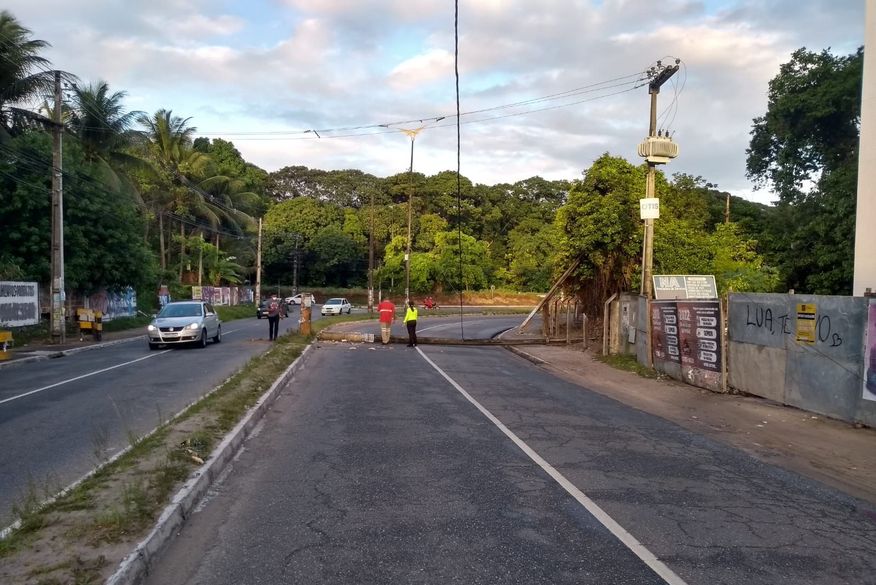 Postes caem e interditam via no bairro dos Bancários, em João Pessoa