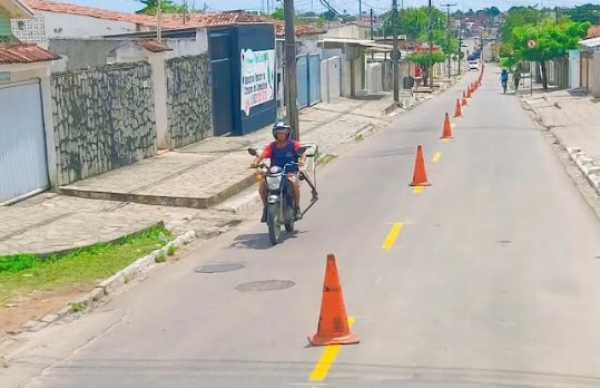 Prefeitura leva serviços de sinalização viária aos bairros do Valentina Figueiredo e Jaguaribe￼