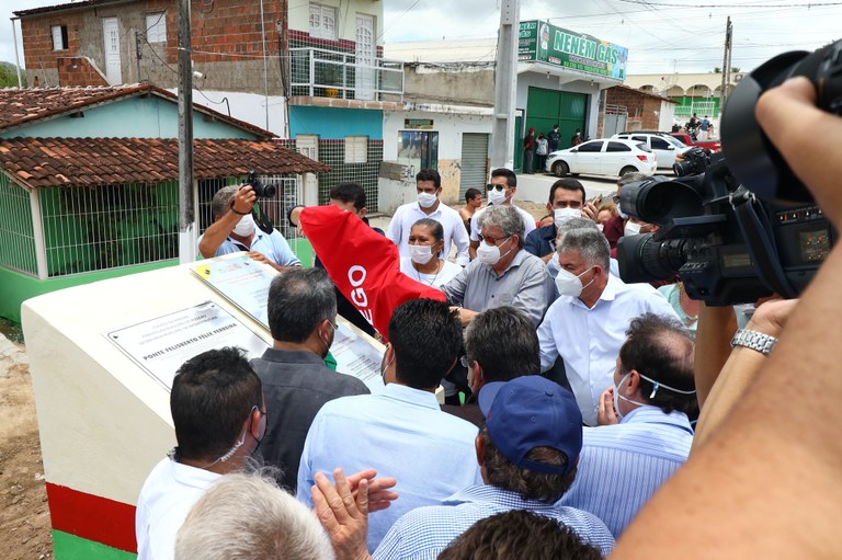 João Azevêdo entrega ponte e travessia urbana de Mogeiro e destaca importância dos investimentos na região do Vale do Paraíba