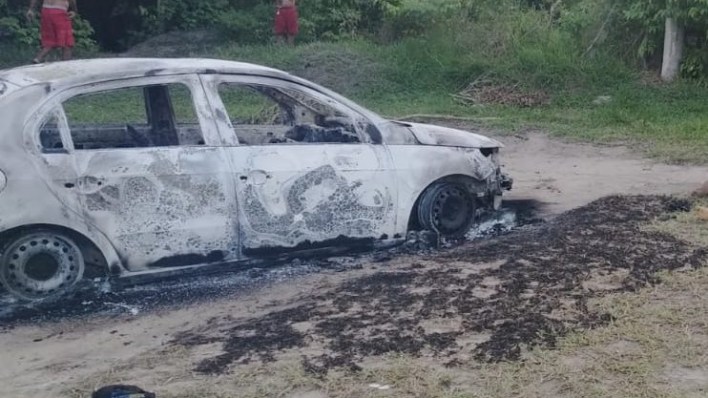 Corpos são encontrados ao lado de carro incendiado em JP