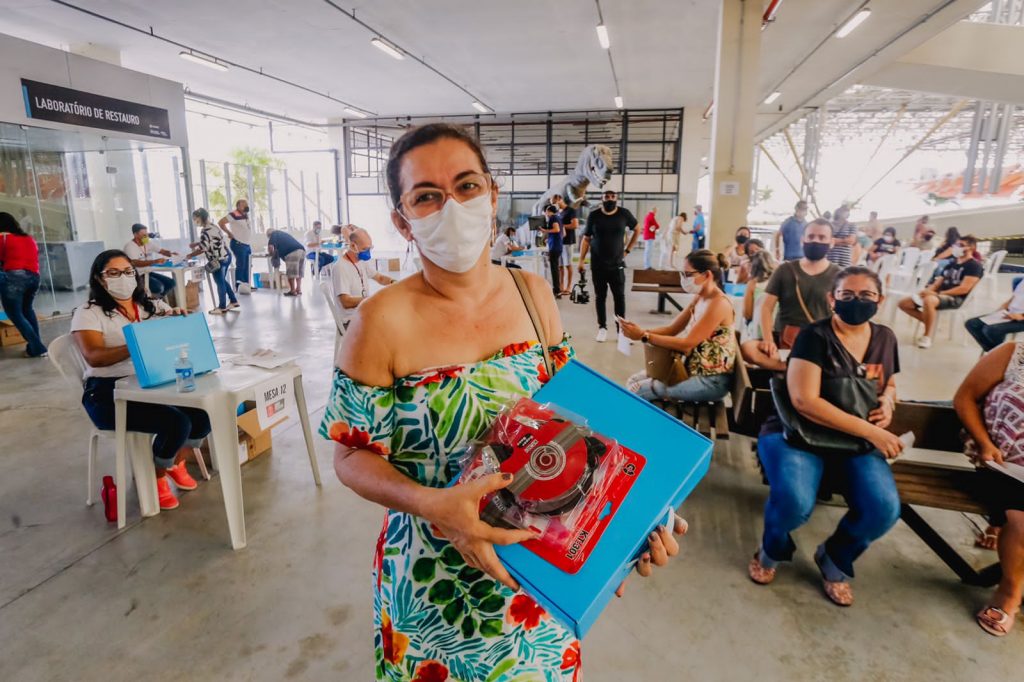 Secretaria de Educação faz entrega de Chromebooks para educadores que não receberam o equipamento na primeira etapa