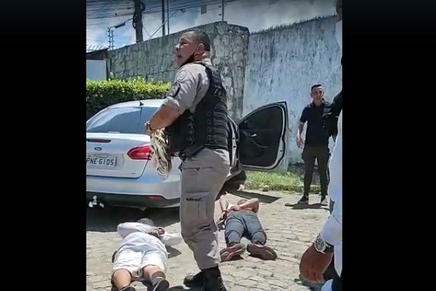 Polícia prende dois homens após assalto a joalheria em shopping em João Pessoa e um dos suspeitos acaba baleado; dupla veio de Recife