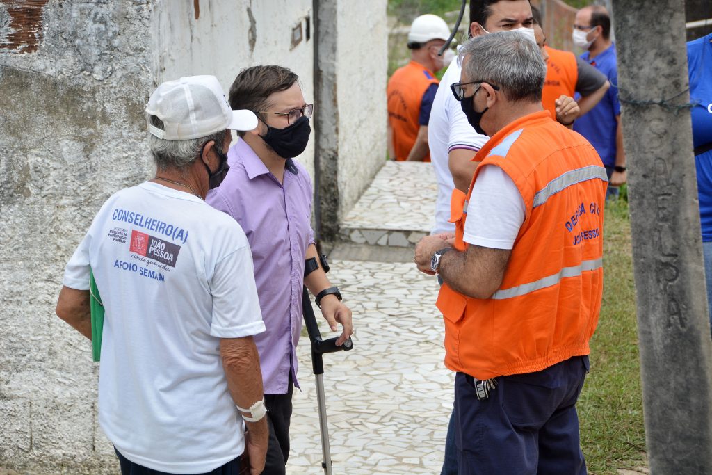 Prefeitura vistoria lagoa em comunidade e discute com moradores solução para limpeza do local