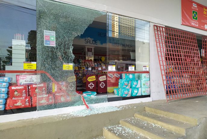 Bandidos arrombam farmácia na madrugada desta quinta-feira em João Pessoa