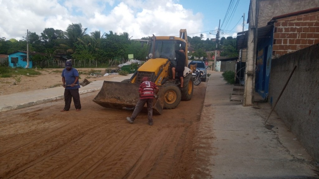 Prefeitura de Conde realiza operação tapa buraco e limpeza de ruas melhorando a mobilidade da população