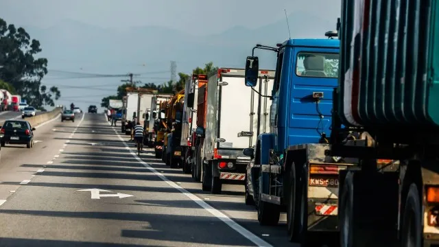 Caminhoneiros entram na justiça contra política de preço da Petrobras