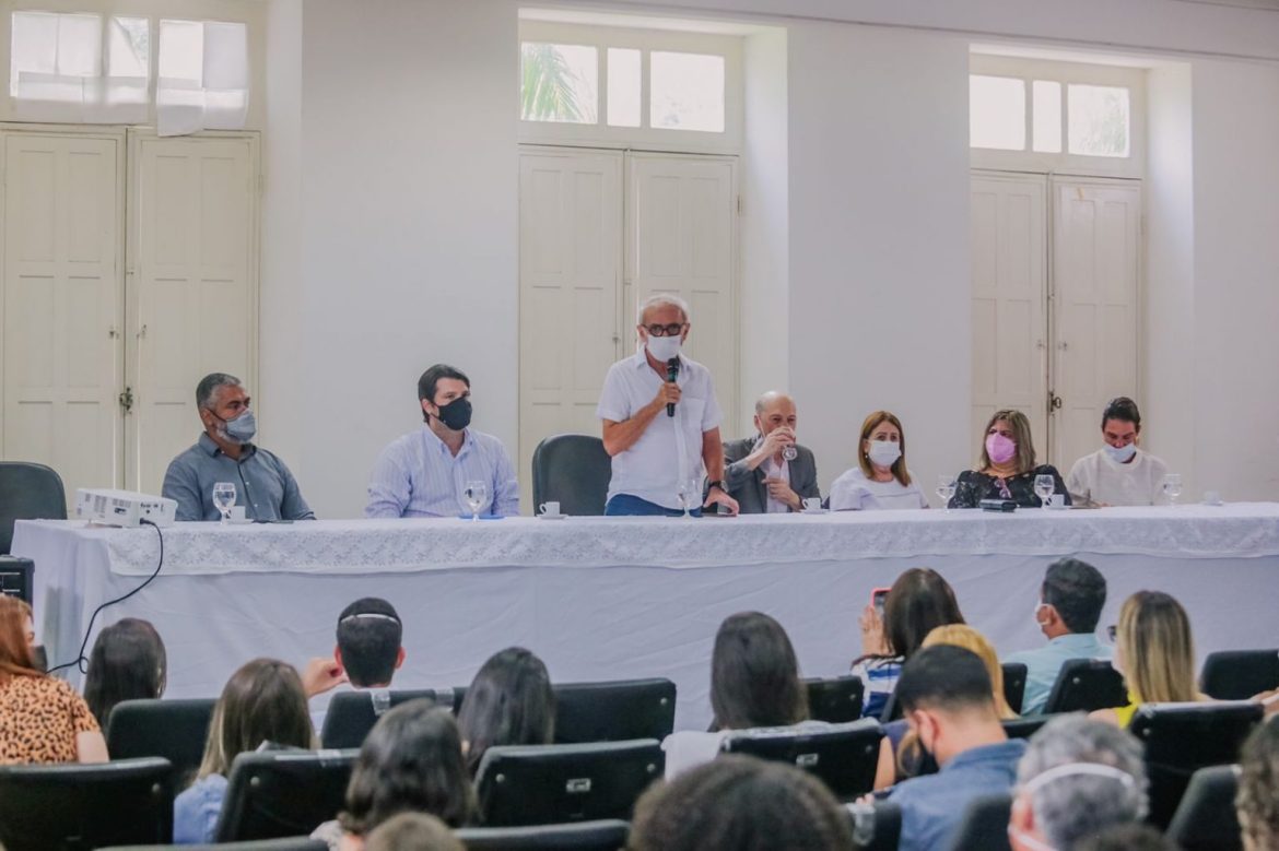 Prefeito recepciona novos residentes dos programas de saúde apoiados pela gestão municipal