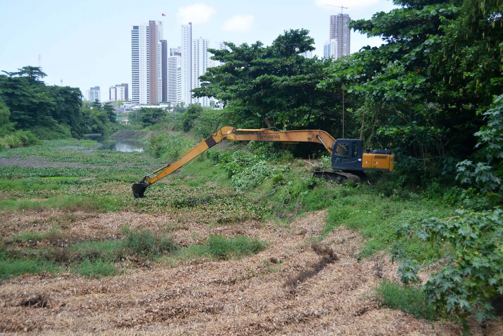 Defesa Civil realiza limpeza e desassoreamento em mais de 4km do Rio Jaguaribe