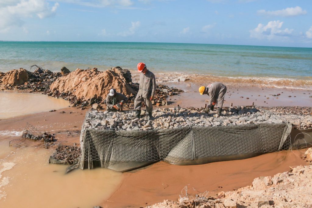 Prefeitura segue com obras de recuperação da calçadinha no final da Avenida Cabo Branco