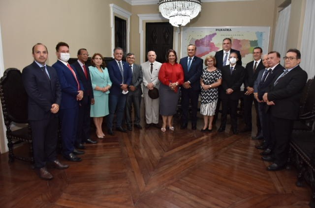 Governador em exercício recebe visita de desembargadores do TJPB