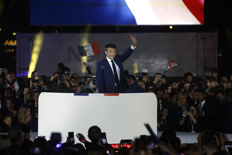 Macron vence Le Pen e garante novo mandato na França