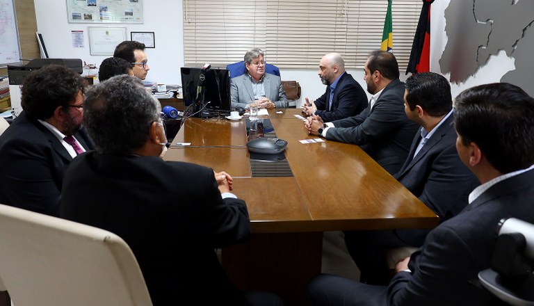 João Azevêdo recebe representantes de multinacional e discute ampliação de parcerias