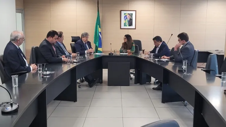 João Azevêdo discute obras do Ramal Piancó e da barragem de Cupissura