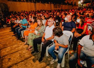 Prefeito assiste ao espetáculo da Paixão de Cristo no Centro Histórico