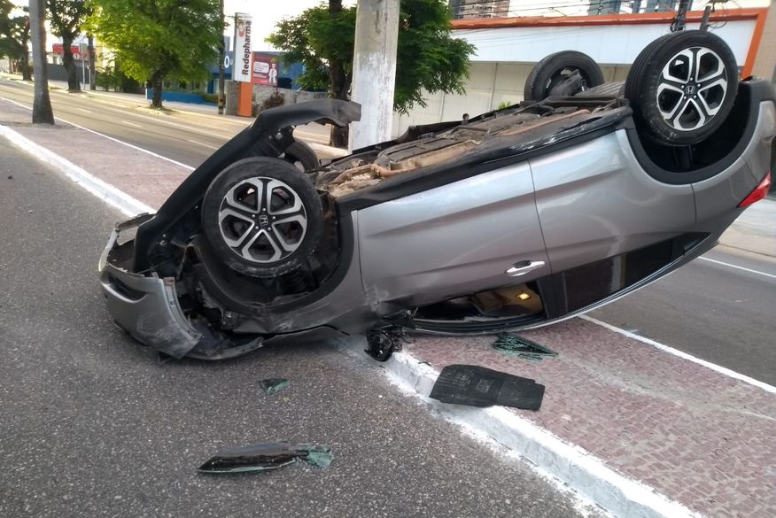 Motorista capota veículo na Avenida Epitácio Pessoa após subir meio-fio e colidir com árvore