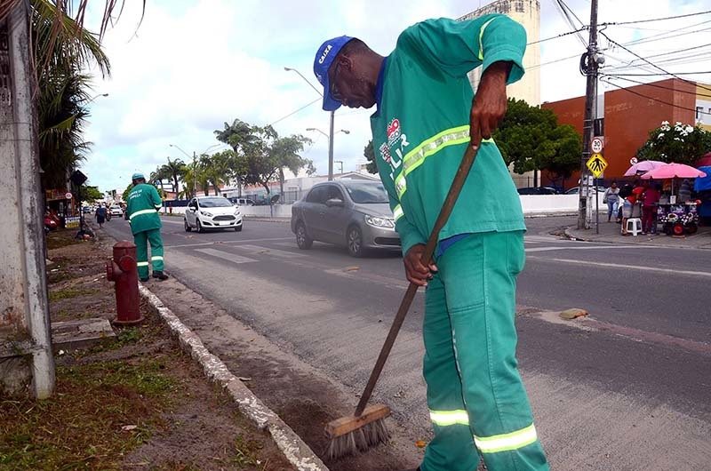 Emlur realiza serviços de zeladoria em corredores viários de Mangabeira e Mumbaba