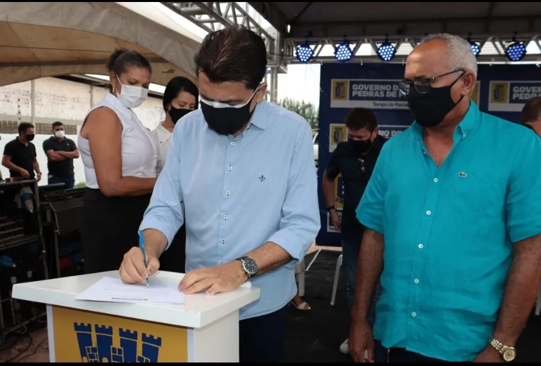 Manoel Junior assina ordem de serviço para construção de casas em Pedras de Fogo