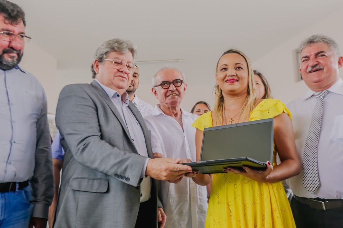 João Azevêdo inicia entrega de 10 mil notebooks a professores da rede estadual de ensino