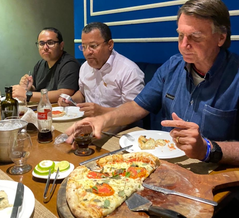 MPT investiga suposto ‘assédio moral’ contra funcionário que provou pizza de Bolsonaro em João Pessoa