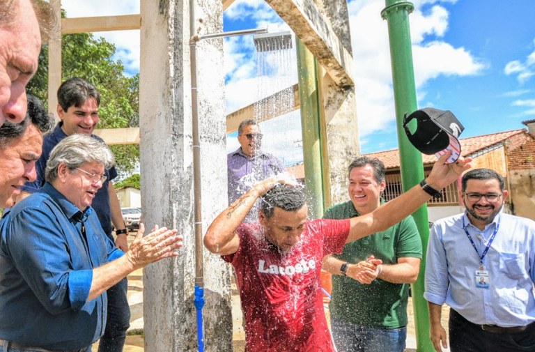 João Azevêdo entrega adutora, equipamentos de saúde e inspeciona obras em Cajazeiras e Marizópolis